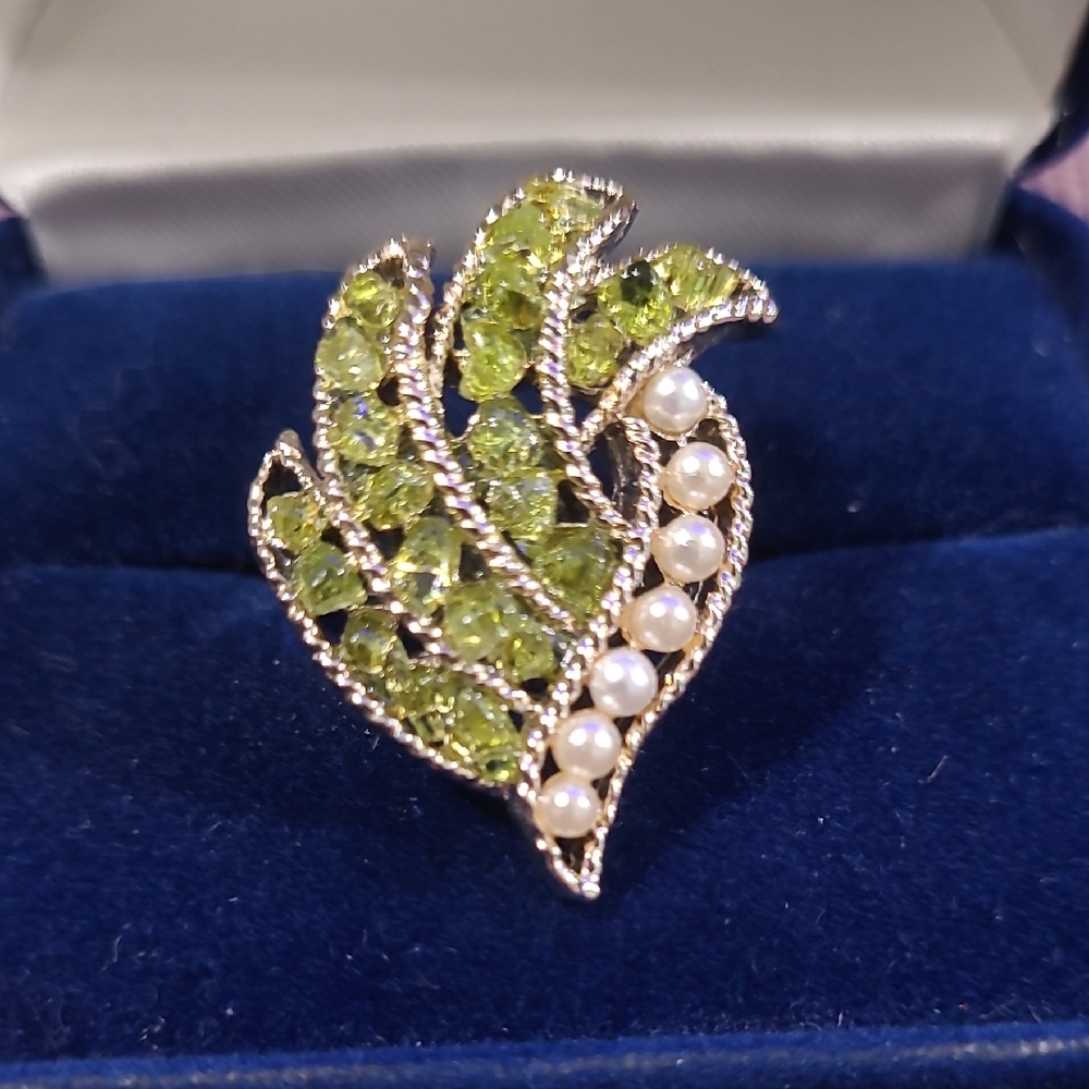 Elegant Leaf Design Green and Pearl Ring